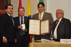 10-Entrega-mencion-Alcaldia-Bmanga-2015